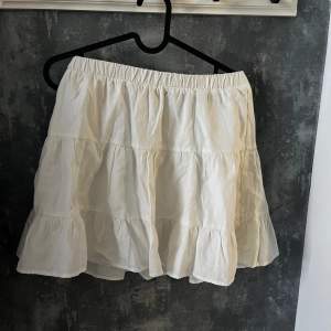 Vit kjol från Bershka  Aldrig använd, lappen är kvar