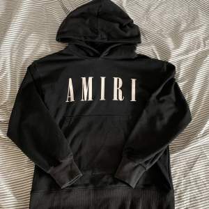 En riktigt skön Amiri hoodie. Sällan använd så inga defekter. Storleken är S men passar också rätt bra som en M. Är 180 och på mig är den lite kort.