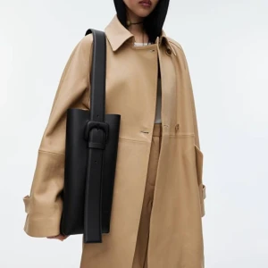 Arket väska - Kollar intresse på min svarta arket väska, använd fåtal gånger så jätte bra skick!