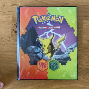  Pokémon bok med kort i -  Vissa kort är bra och ser ganska dålig. Det är en liten bok för dig som vill samla lite Pokémon kort eller vill du ha Pokémon kort .
