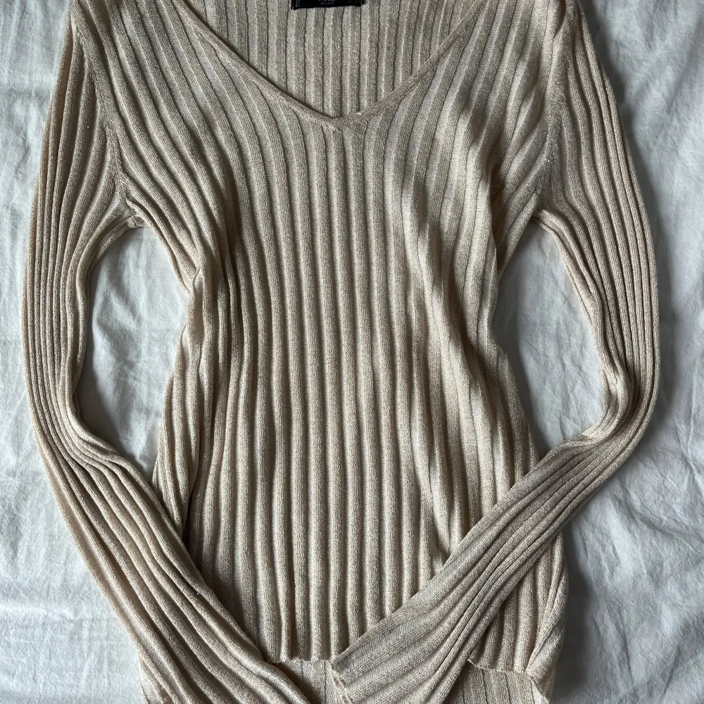 Säljer denna jättefina och stretchiga tröjan från Mango som inte går att köpa längre. Den är Beige färgad med lite guld glitter (syns inte jättetydligt). Den är urringad/ V ringad. Inga defekter eller liknande. Kan skicka fler bilder vid intresse🥰. Tröjor & Koftor.