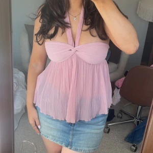 zara topp - superfin o populär zara topp. finns inte längre att köpa. dragkedjan är lite seg ibland  kommer inte sälja billigare!!