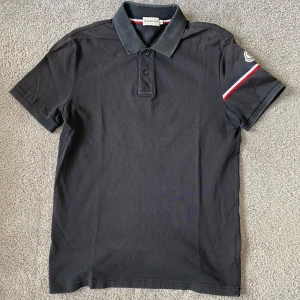 Moncler Pike - Tjena, säljer denna Moncler Piken i storlek M. Skick 8/10. Bara att höra av dig för fler bilder/frågor.