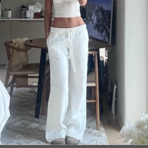 alobha linnebyxor - säljer mina linnebyxor från alobha i storlek S! varsamt använda o inga defekter men dock lite smutsiga längst ner (sista bilden) uppsydda för att passa mig som e 165 men går att sprätta upp igen. de är lite skrynkliga då ja precis handtvättat dom🩷