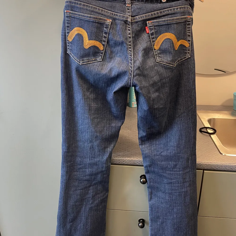 Hej! Jag säljer dessa jeans som är köpta här på plick, dem kommer tyvär inte till användning längre och dem liknar evisu jeansen!💗. Jeans & Byxor.