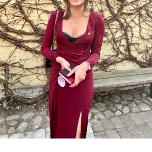 Balklänning  - Klänning från NellyEve. Använd en gång. Kan skicka fler bilder om det efterfrågas. Väldigt mjukt och stretchigt material, skulle säga att den passa XS-S