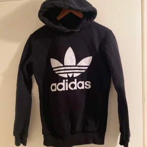 Adidas hoodie  - Adidas använt skick  Storlek M  