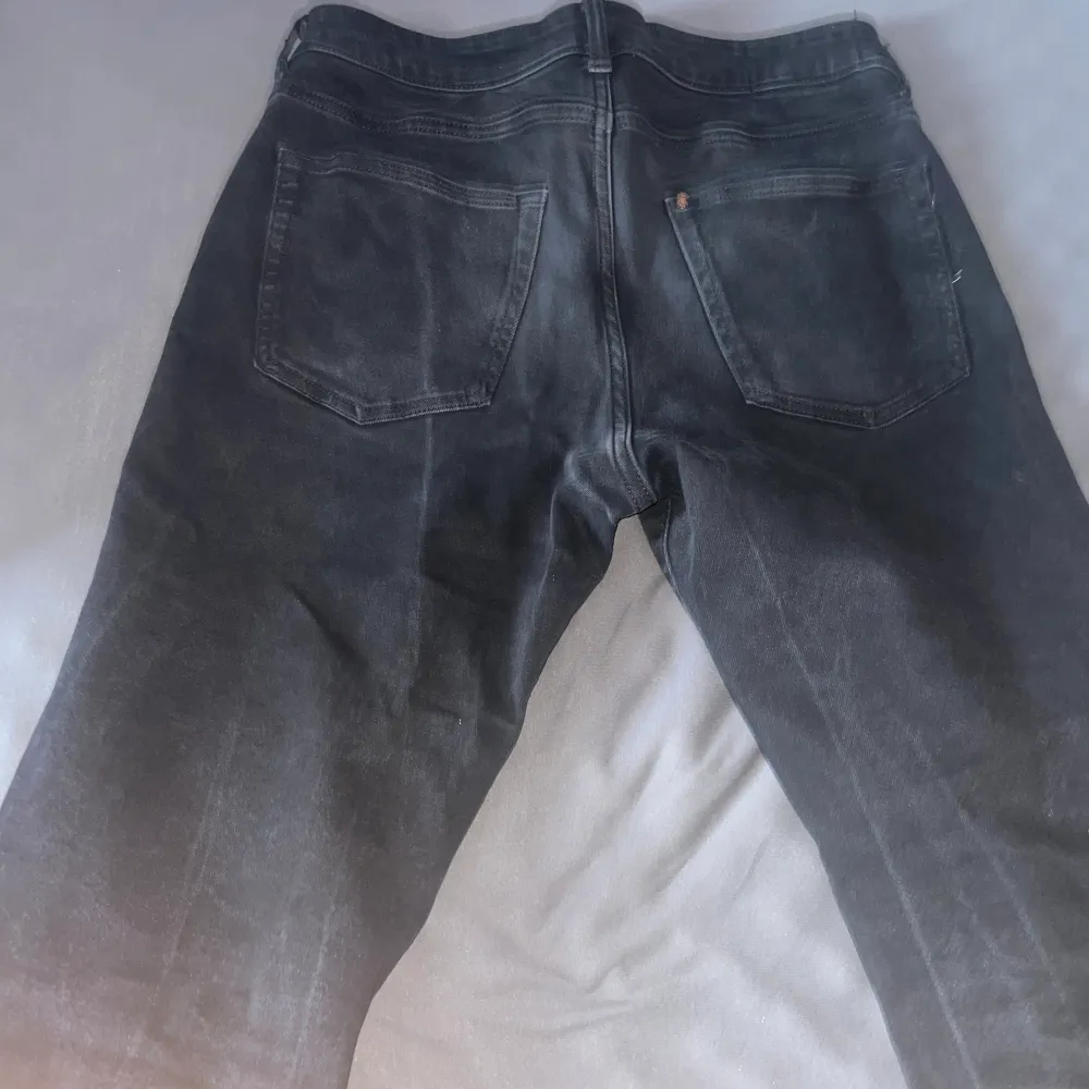 Säljer mina svarta regular fit jeans som jag inte längre använder. Tvättat några gången, är bra skick. Skriv om intresserade . Jeans & Byxor.