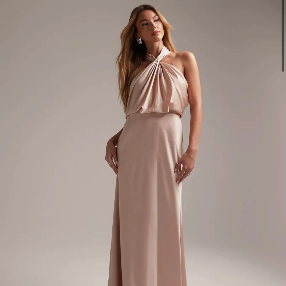 Helt ny skit snygg lång rosa klänning som passar perfekt till bal. Kom privat för fler bilder💘. Klänningar.
