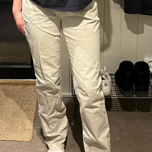 Jeans - Vita jeans i storlek 38. Modellen är lite mittemellan straight och skinny, de sitter ganska rakt. Köpta second hand, men de är från ”Mingel”. Lite tajta för min smak därav inte använda jättemycket vilket är varför jag säljer dem.
