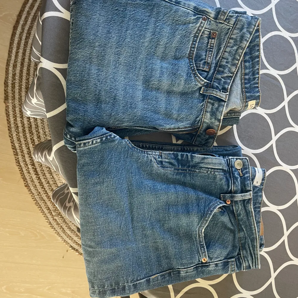 Två par jeans. Storlek 38.  Från Lindex.   Raka i modell. Tajt över lår och rumpa.   50kr styck  . Jeans & Byxor.