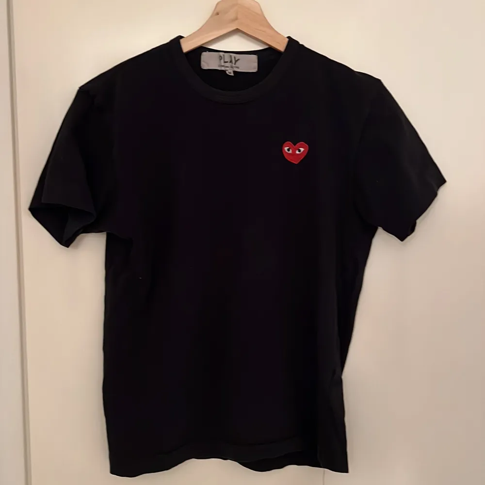 CDG Heart T-Shirt svart, storlek M Unisex bra skick!  Nypris: 895kr. T-shirts.