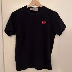 CDG Heart T-Shirt svart, storlek M Unisex bra skick!  Nypris: 895kr