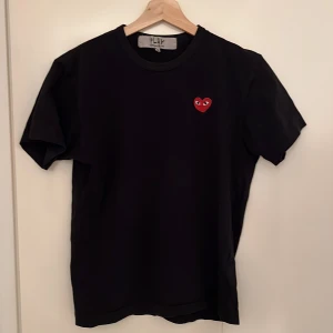 Comme des Garçons T-Shirt - CDG Heart T-Shirt svart, storlek M Unisex bra skick!  Nypris: 895kr
