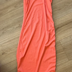 Klänning med dragsko - Storlek S men kan även passa en Xs! 🌸 Banden på bilden gör så att man kan justera längden på klänningen. Färgen är i korall 