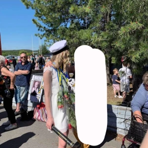 Studentklänning  - Vit studentklänning med spets. Dragkedja baktill och i mycket fint skick. 