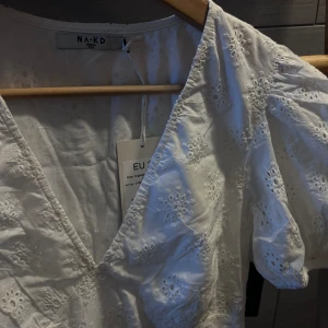 Vit klänning - Säljer denna supergulliga klänningen från NA-KD i storlek 34. Köptes på Plick men passade tyvärr inte. Helt oanvänd! Perfekt till sommaren och studenten! ☀️💕