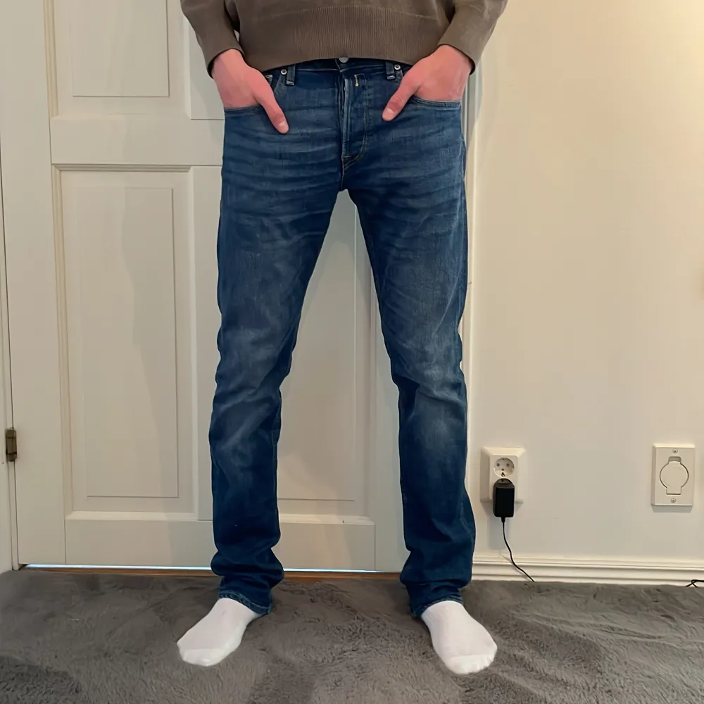 Säljer dessa riktigt feta Replay Grover jeansen! Modellen är 186cm och nypris 1599kr. Skriv till mig vid frågor kring köp!. Jeans & Byxor.