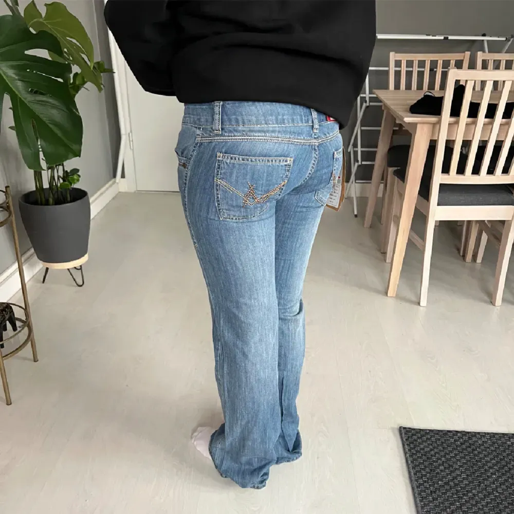 Säljer dessa skit snygga lågmidjade jeans då de tyvärr inte passade , skriv privat för mått och mer bilder 💞. Jeans & Byxor.