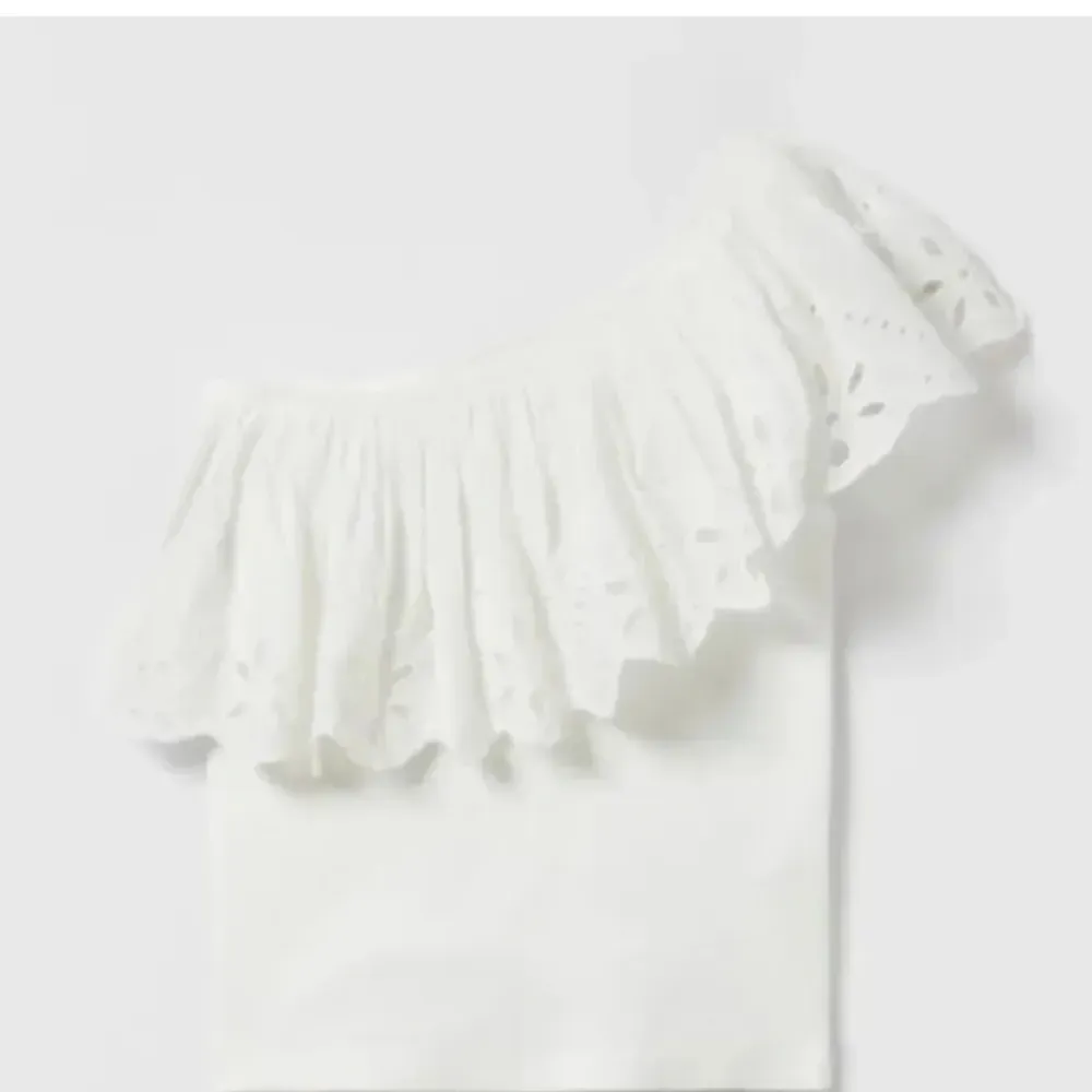 Säljer detta helt nya linne från zara i storlek 164 vilket ca motsvarar XS. Köpt förra sommaren, aldrig kommit till användning. Helt slutsåld och finns inte att köpa längre! Säljer endast vid bra bud💕. Blusar.
