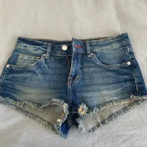 säljer mina trendiga lågmidjade hm shorts!  Säljer dom pga att dom är försmå för mig använda max 2gg säljer för 200kr men pris kan diskuteras💓💓