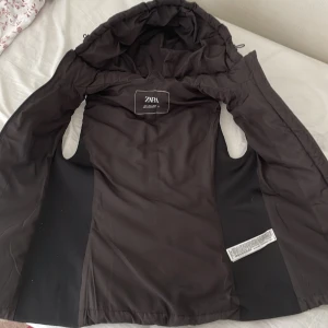 Väst - En svart zara väst. Använd 4 gånger bara. 