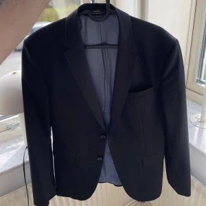 Svart kavaj från zara - Svart kavaj från zara  Använd 3 gånger  Storlek 48(S) 