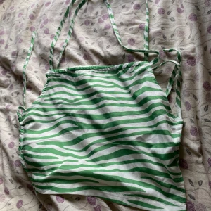 Topp, öppen i ryggen  - Hejsan, säljer denna topp som är öppen i ryggen som man därmed knyter! Aldrig använd då den var för liten! 💓strl S