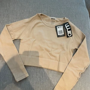 Träningstopp AIMN - Ny med prislapp, storlek L men väldigt liten i storlek. Passar bättre på S. 