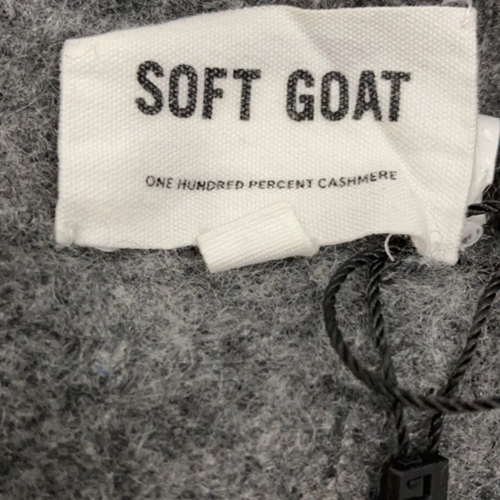 Soft goat tröja i 100% cashmire tröja. Ny pris ;2500. Nopprig men annars inga defekter. Priset är ej hugget i sten, hör av er för fler funderingar 👍. Stickat.