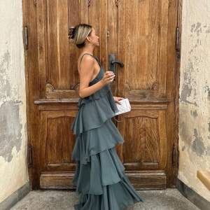 Säljer denna klänning ifrån Vero Moda, kollektionen med Felicia Wedin, i  färgen balsam green då jag valde mellan den och en annan 🥰 