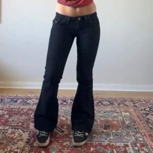 Så vilka svarta vintage jeans med coola detaljer. Midjemåttet är ca 76cm och innerbenslängden är ca 79cm. 