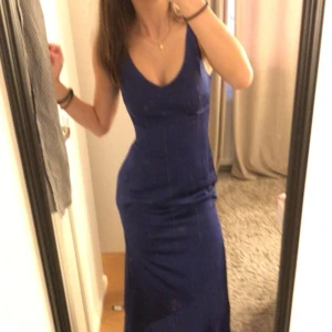 Bal klänning  - Säljer min fina bal klänning från förra året. Den är i bra skick och är insydd i midjan💙