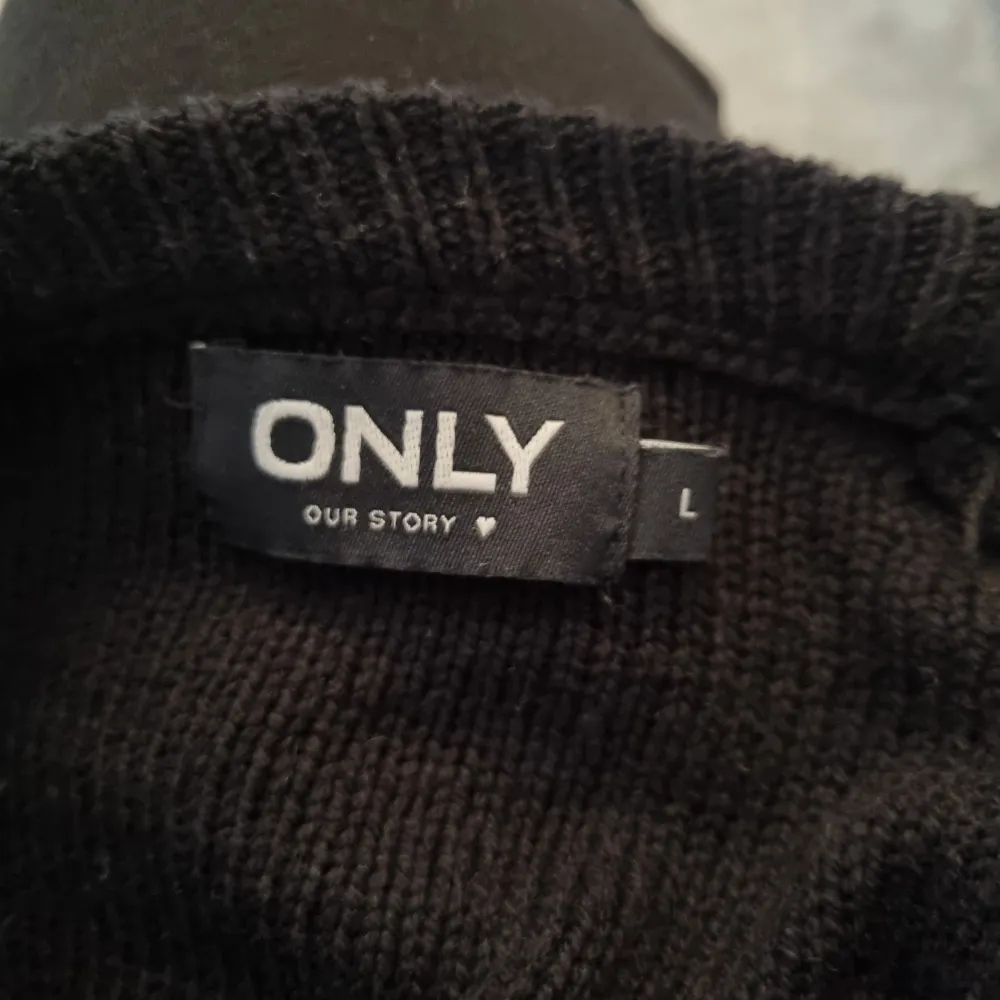 Jättefin stickad tröja från only som tyvärr inte används. Den är bara provad och säljs för att jag inte orkade byta storlek. Den är i storlek L men är liten och ganska kort i modellen så den passar även en som har M. . Stickat.