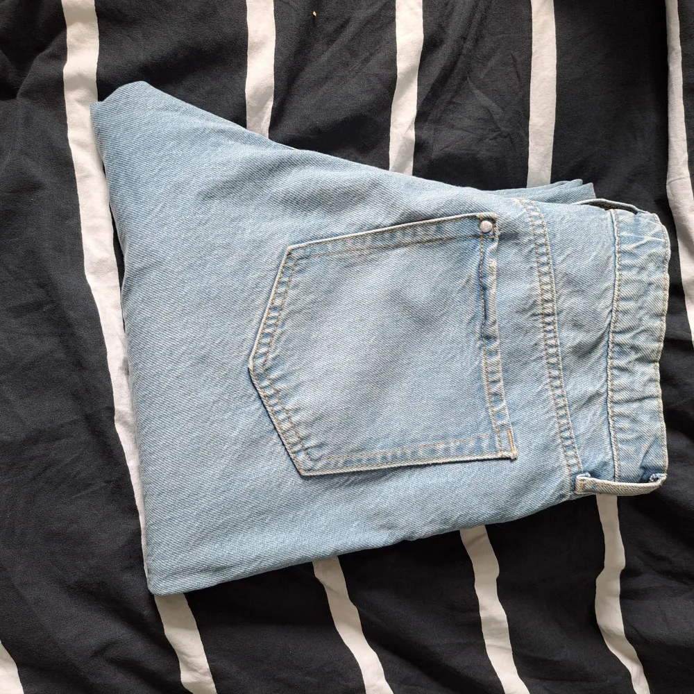 Ljusblå jeans i straight modell. Använda max ett par gånger och är i fint skick. . Jeans & Byxor.