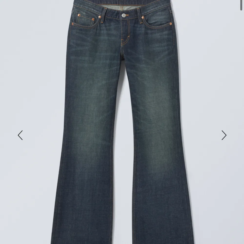 Lågmidjade bootcut jeans i modellen ”Nova” från weekday i W26 och L32 .Sparsamt använda! . Jeans & Byxor.