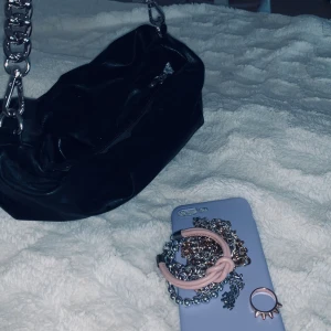 Blandning  - Säljer detta ihop. Väska, holdit skal, smycken, ring. Vill verkligen bara bli av med så skriv vilket pris som helst! 😅