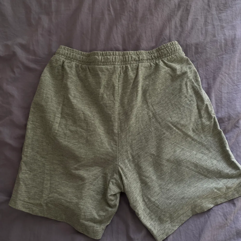 Amisu Gråa mjukisshorts . Shorts.