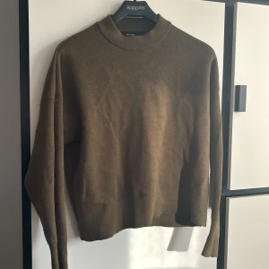 Veromoda Tjocktröja - Tjockt men skönt material, har en oversized stil dock sitter tajtare runt handleden♥️ Om det önskas kan jag ta fler bilder privat och visa de hur det sitter på♥️♥️