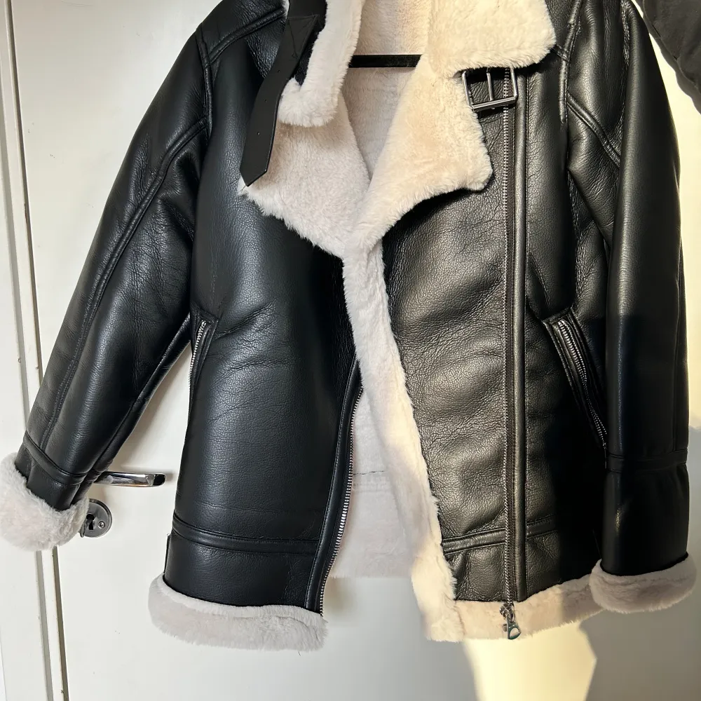 En snygg läder jacka som passar perfekt för hösten eller tidig vinter 🤍  Använd 1 gång Mjuk päls på insidan. Jackor.