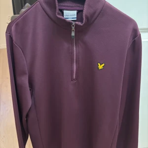 Lyle & Scott Sweatshirt - Bekvämt material. Fint skick på tröjan. Unik färg. 