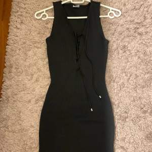Svart tight klänning med urringning från Gina Tricot🥰Storlek XS, i nyskick, använd en gång