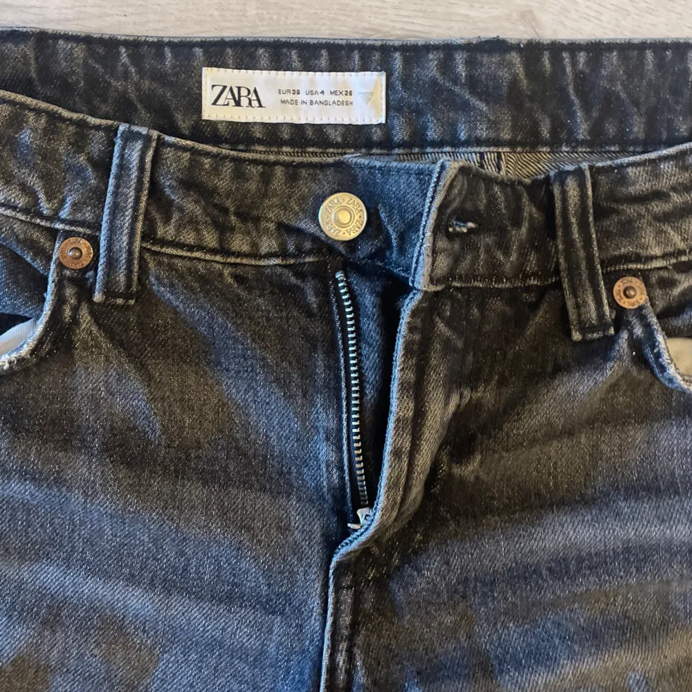 Säljer dessa populära skit snygga jeans  Säljer pågrund av förstora . Jeans & Byxor.