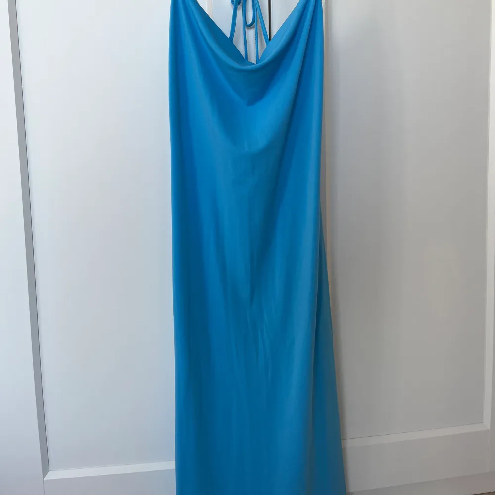 Säljer denna klänningen som jag aldrig använd. Super fin med öppen rygg! Kommer inte ihåg var jag köpt den…. Klänningar.