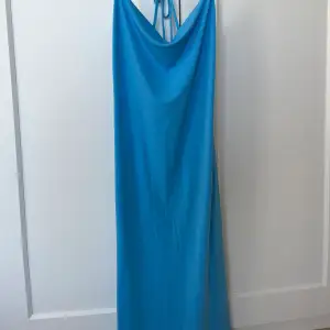 Säljer denna klänningen som jag aldrig använd. Super fin med öppen rygg! Kommer inte ihåg var jag köpt den…
