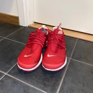 Nike Air Presto - Säljer ett par röda nike air presto. Cond: 8/10