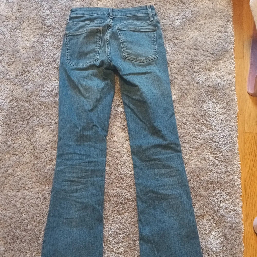 Super snygga zara jeans!! De är nästan aldrig använda o inga defekter!! De är långa på mig som är 166 cm lång!! . Jeans & Byxor.
