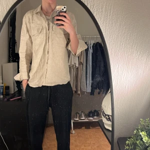 Linne overshirt - Säljer en skitsnygg linne overshirt från märket whyred då den knappt används. Perfekt nu inför  sommaren! Skicket är 10/10 och endast använd 2 gånger. Köpt för 1495 på brothers förra sommaren. Hör av dig om du har några frågor. 🤝