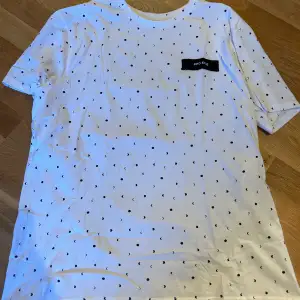 Storlek: XXL T-shirt från Cubus som är använd ett fåtal gånger. Vit med tryck och en text på vänster sida av bröstet.  Köparen står för frakten 