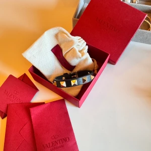 Valentino armband  - Säljer mitt superfina valentinoarmband❤️Det är använt sparsamt utan några tydliga defkter🌸Det tillkommer även två extra nitar🫧